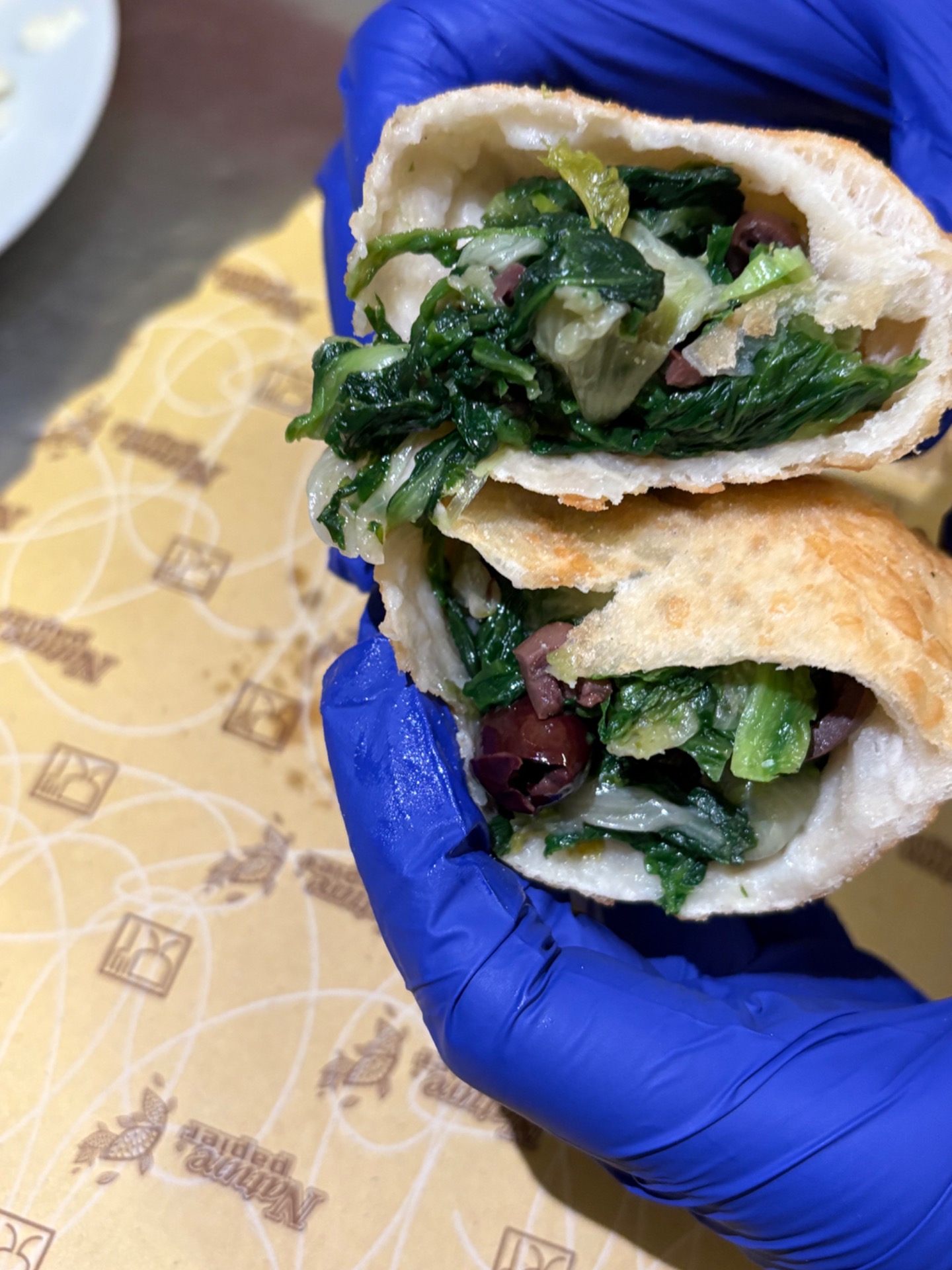 CALZONCINO CON SCAROLA E OLIVE